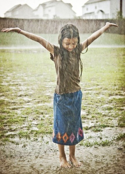 Дети под дождем летом