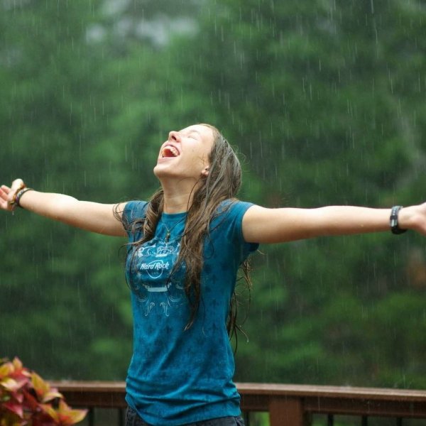 Девушка радуется дождю