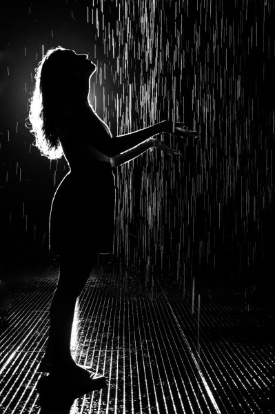 Темные силуэты в темноте