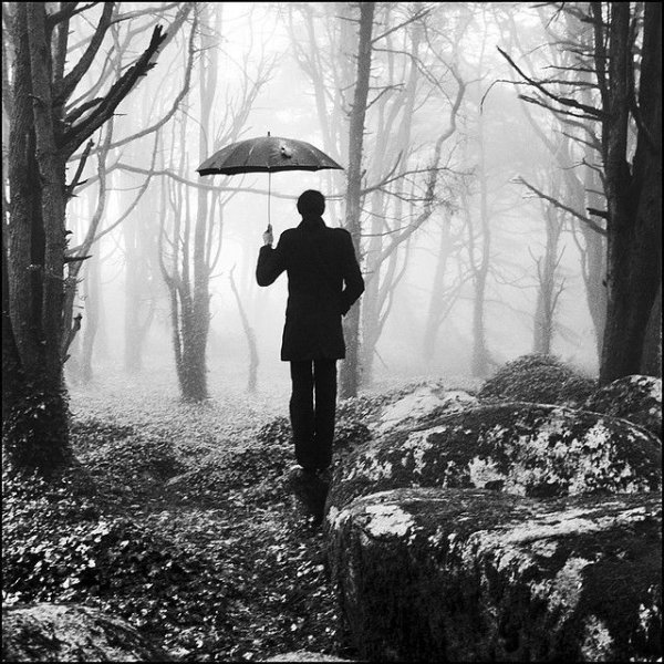 Человек с черным зонтом