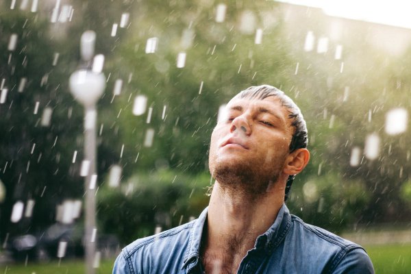Мужчина под дождем