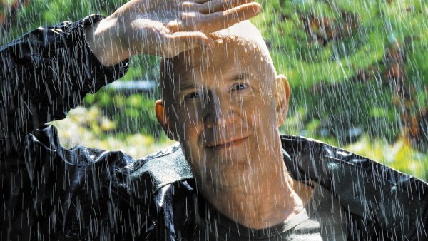 Мужчина под дождем