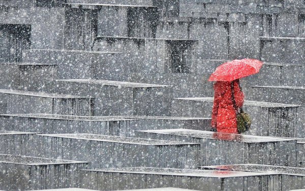 Красный зонт снег