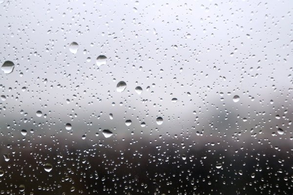 Капли дождя на стекле