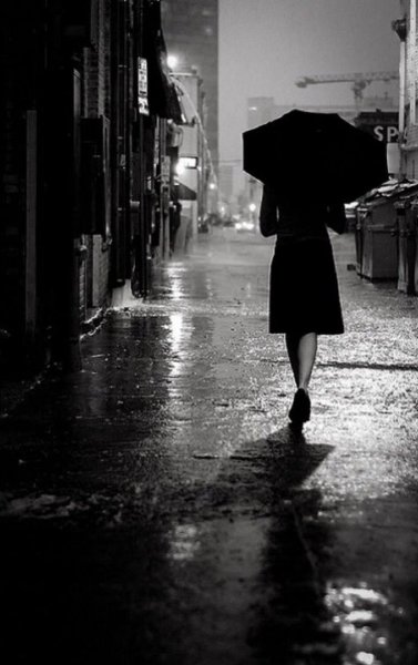 Девушка уходит в дождь