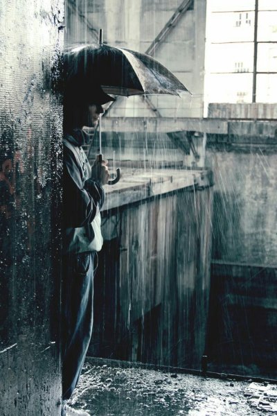 Человек под дождем