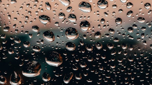Капельки воды на стекле