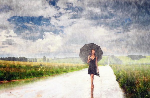 Девушка под летним дождем