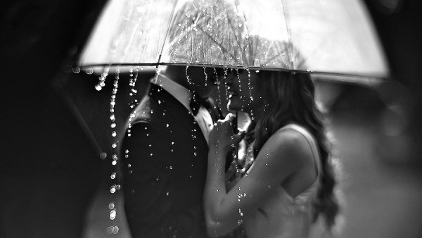 Чб дождь девушка