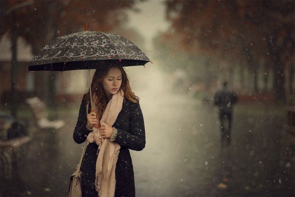 Женщина под дождем