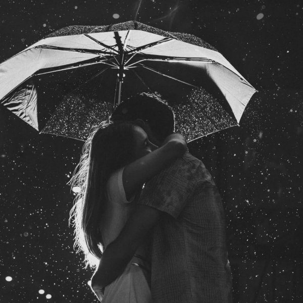 Пара под дождем