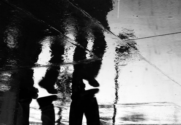 Черно белое мужчина дождь