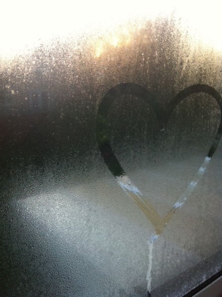 Сердечко на окне