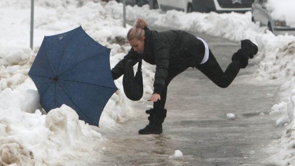 Падение на улице зимой