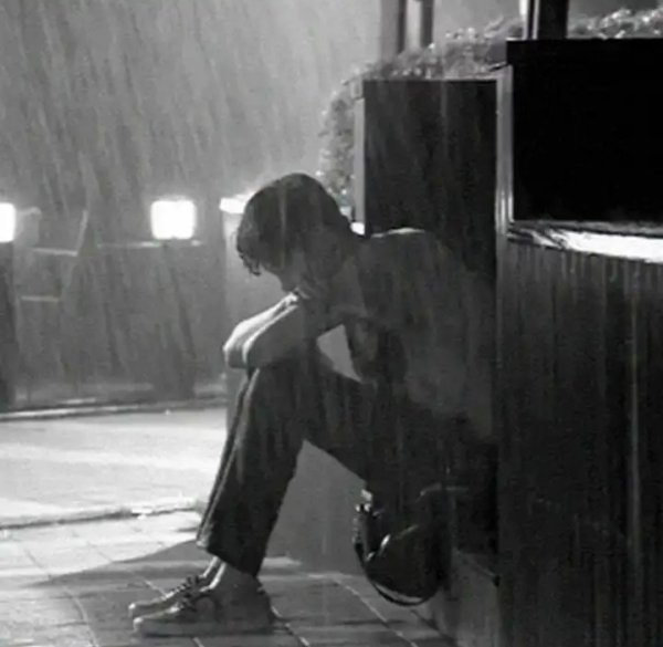 Парень плачет под дождем