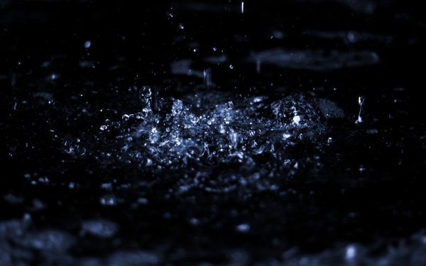 Вода на черном фоне
