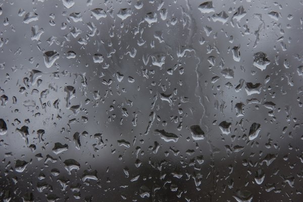 Следы дождя на стекле