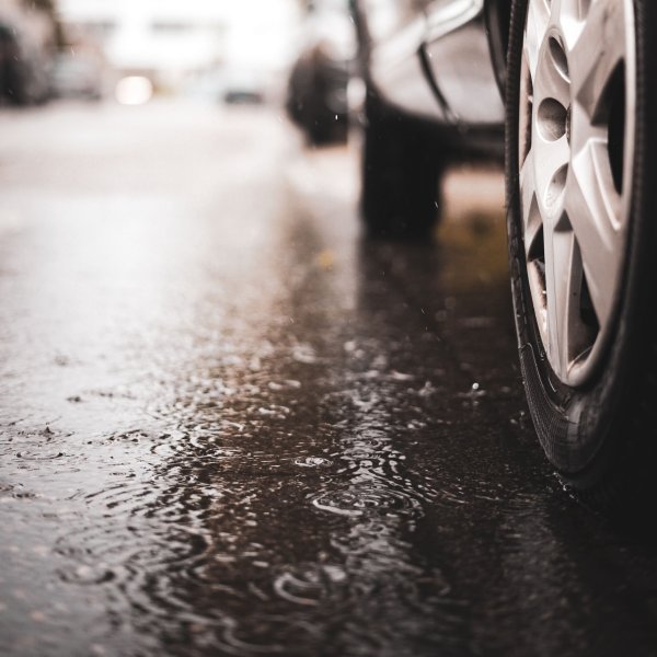 Машина на асфальте