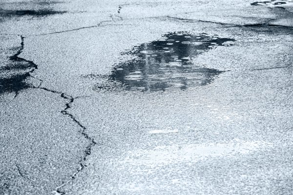 Мокрый асфальт с лужами