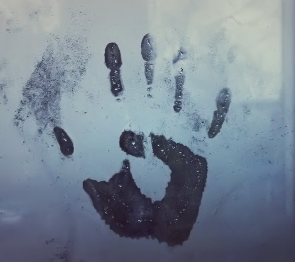 Рука на запотевшем стекле