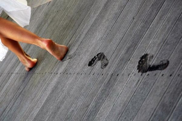 Девушка оставляет отпечаток