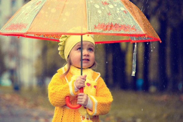 Девочка с зонтом