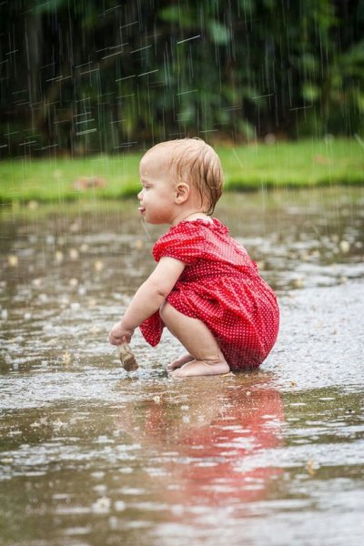 Дети под дождем летом