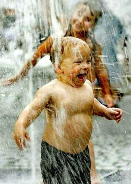 Ребенок промок под дождем