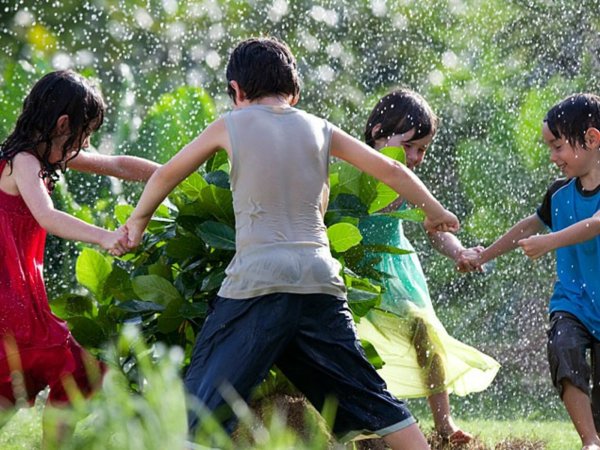 Дети бегут под дождем