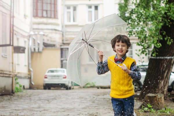 Дети бегут под дождем