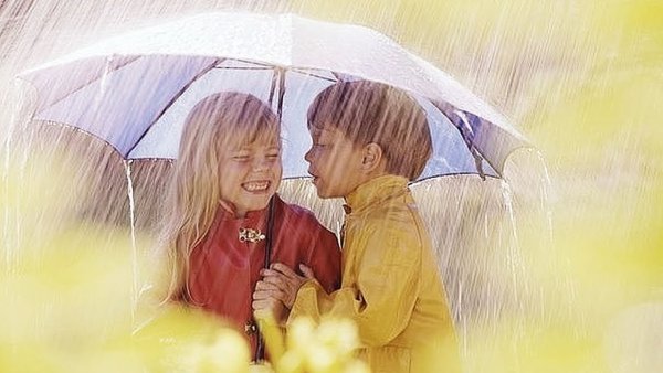 Двое под зонтиком дети