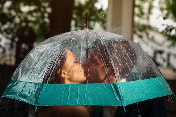 Человек с зонтом под дождем