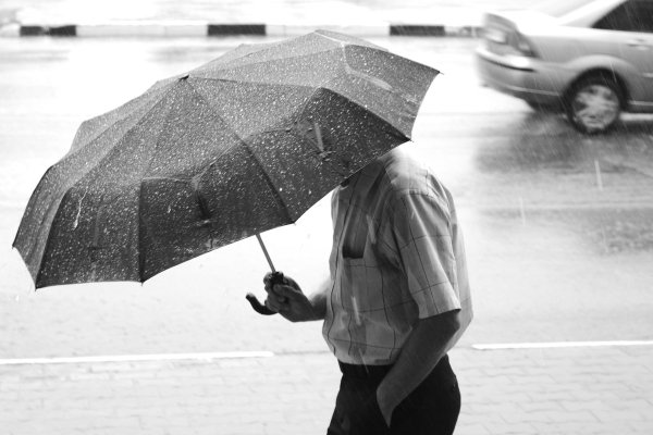 Человек под дождем