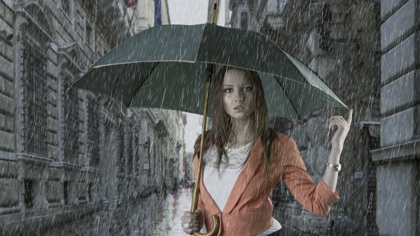 Женщина с зонтиком под дождем