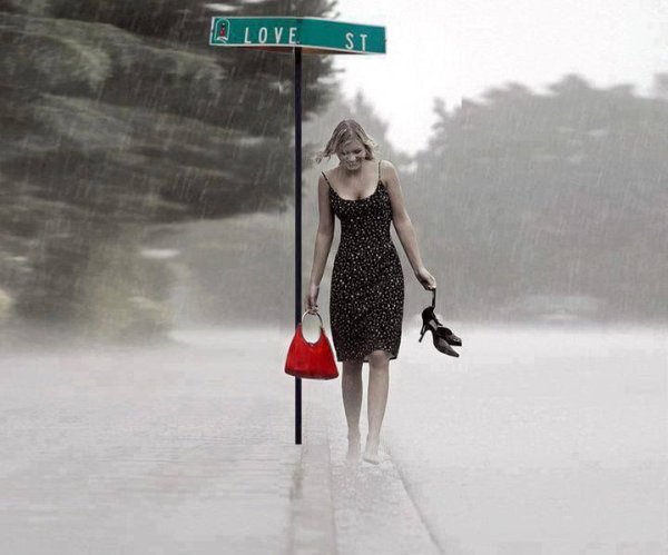 Женщина бежит по лужам с зонтом