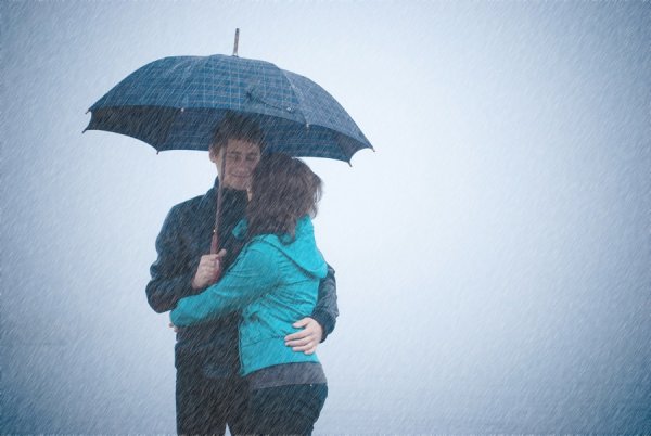 Мужчина и женщина под зонтом