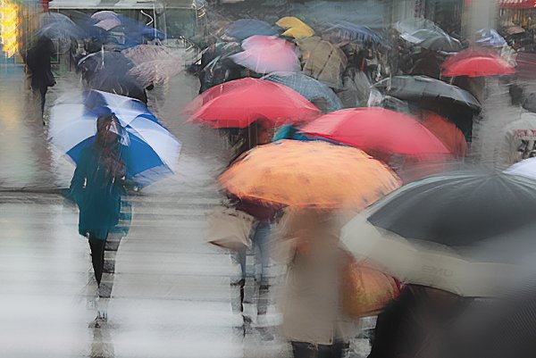 Толпа с зонтами