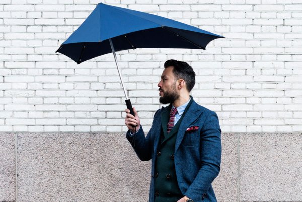 Эйдан Галлахер под зонтиком