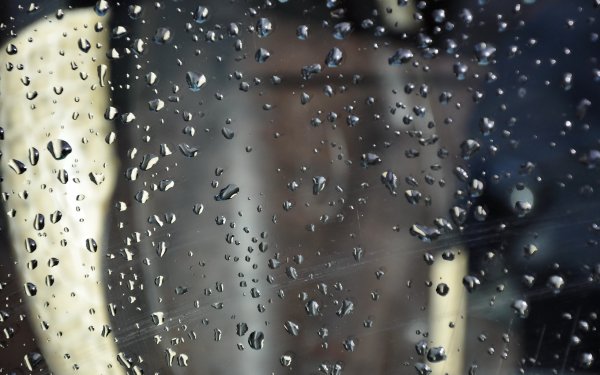 Капли дождя на стекле