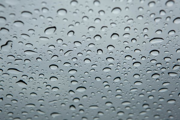 Капли на стекле