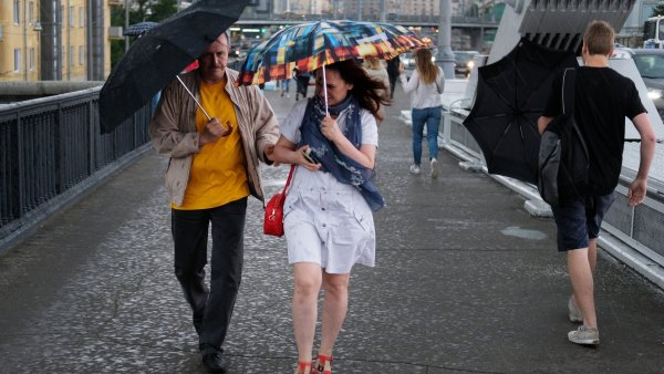 Прохожие на улице летом