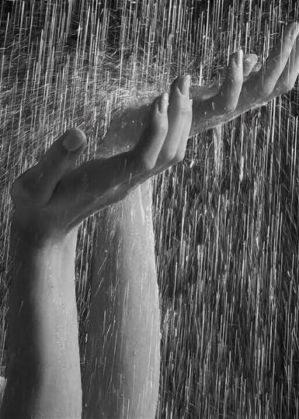 Руки под дождем