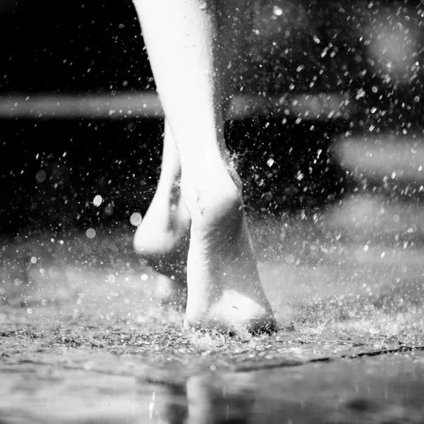 Девушка босиком под дождем