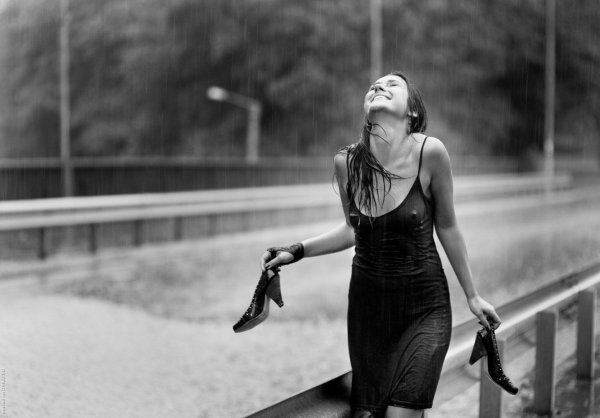 Женщина под дождем