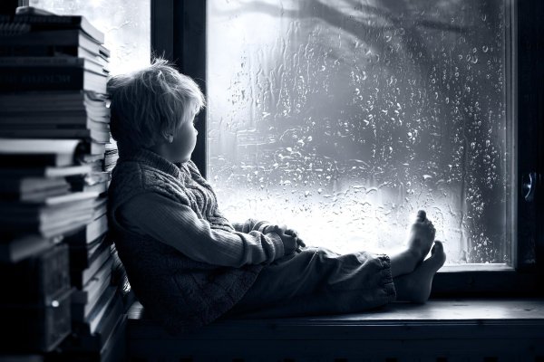 Грустный человек у окна