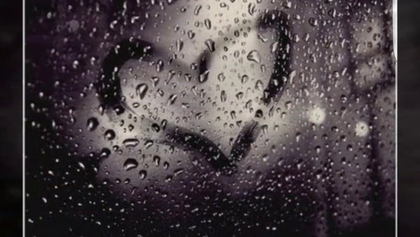 Капли дождя на стекле сердце