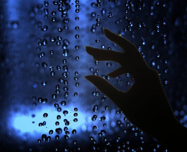 Рука на стекле дождь