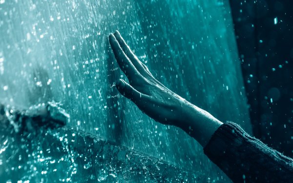 Рука под водой