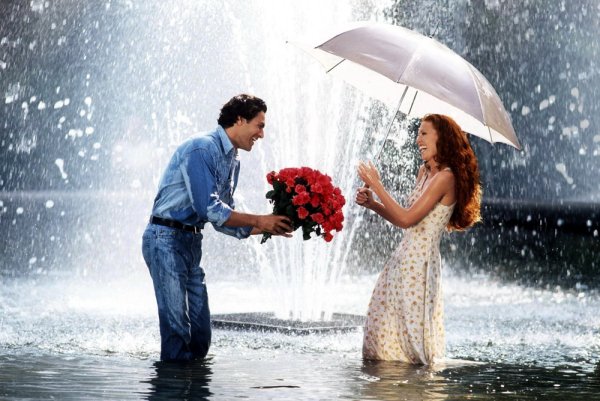 Мужчина и женщина под дождем