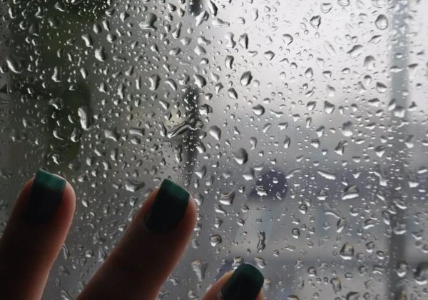 Капли на стекле машины